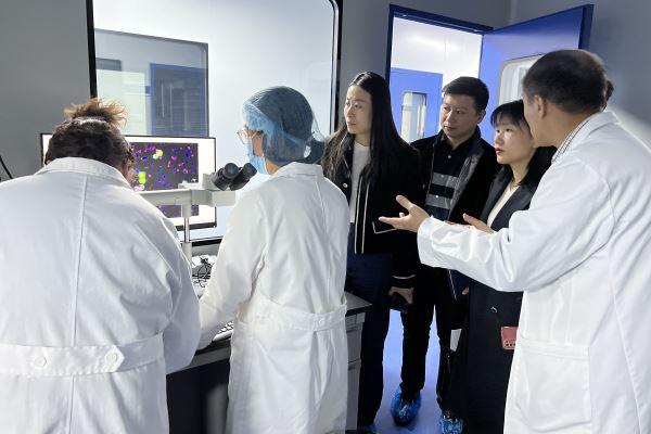 米教授为科协张主席解说云顶集团app生物医疗CTC手艺 米教授为科协张主席解说云顶集团app生物医疗CTC手艺.jpg