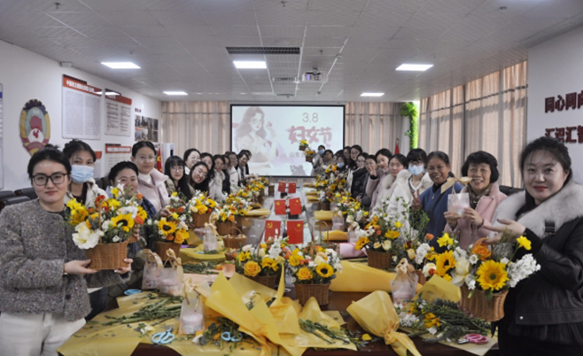 ���˸�Ů�� | Ը�����ʻ�׳��ʢ�������ǳ�ҫ����Ŀ